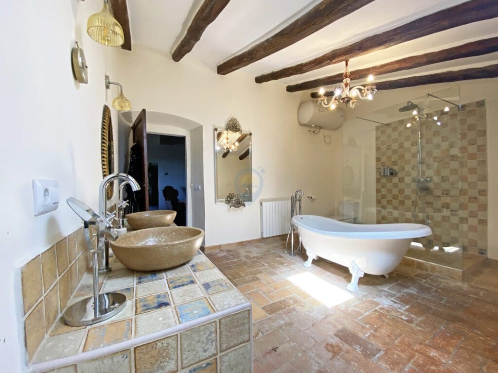 Ferme du XVE siècle à Mas Trempat, Sant Feliu de Guíxols : salle de bain