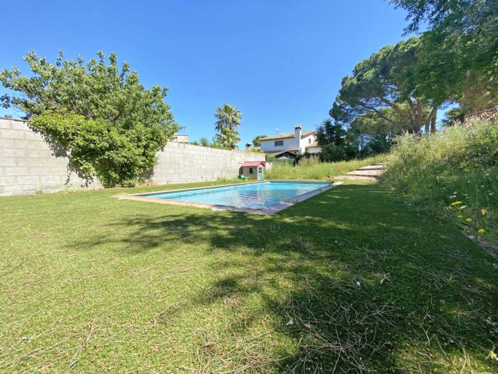 Ferme du XVE siècle à Mas Trempat, Sant Feliu de Guíxols : Jardin et piscine