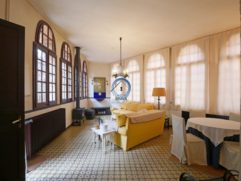 Maison moderniste à Caldes de Malavella : salon