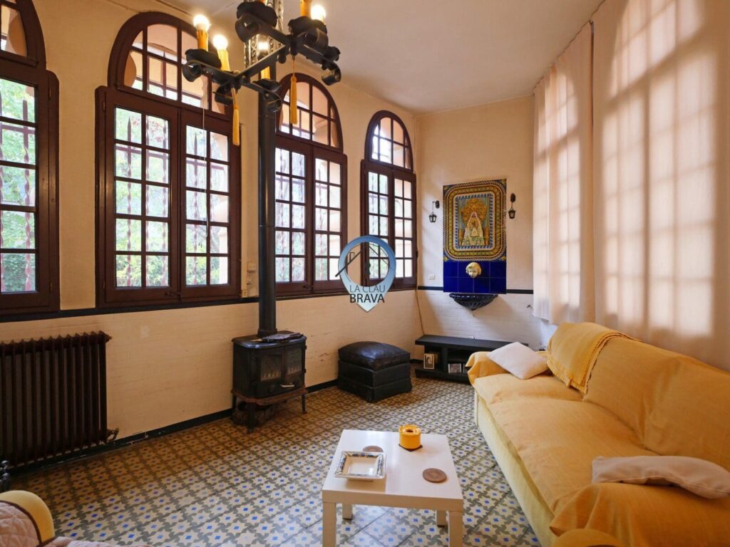 Maison moderniste à Caldes de Malavella : salon