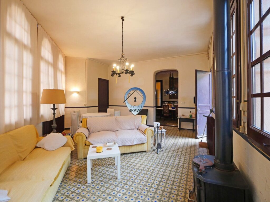 Maison moderniste à Caldes de Malavella : salon