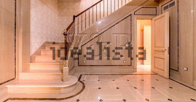 Escaleras de la casa con búnker