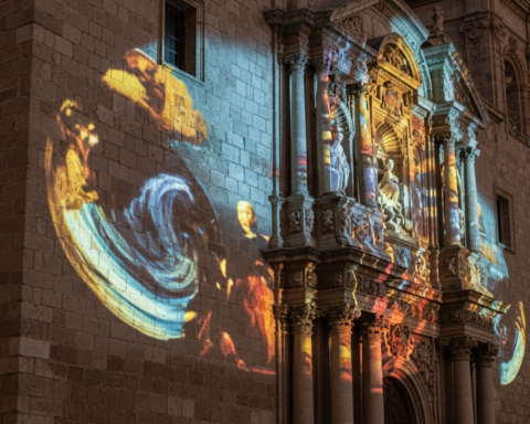 Un 'videomapping' recrée la vie de Goya pour inaugurer les Fiestas Goyescas à Saragosse.